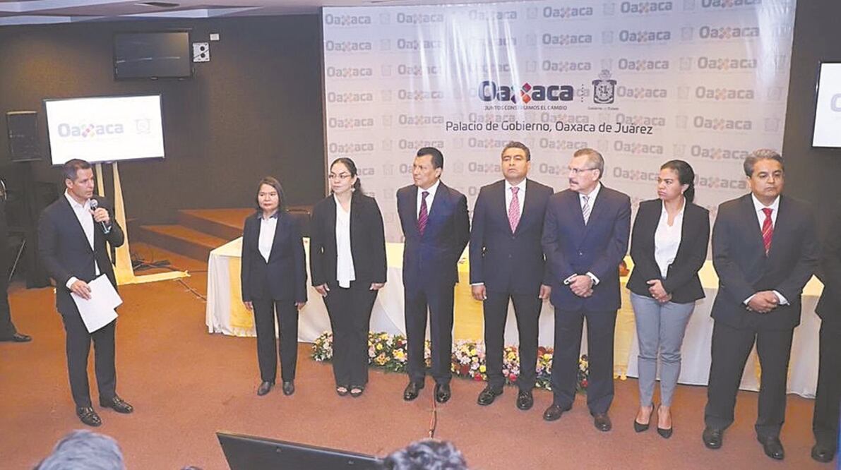 Tras anunciar los cambios, Alejandro Murat tomó protesta de sus cargos a los nuevos funcionarios, entre los que se encuentran tres mujeres. ESPECIAL