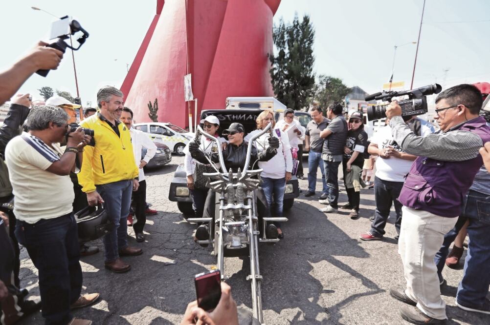 El aspirante del PRD encabezó ayer una rodada con motociclistas en Nezahualcóyotl. (ALEJANDRO ACOSTA. EL UNIVERSAL)