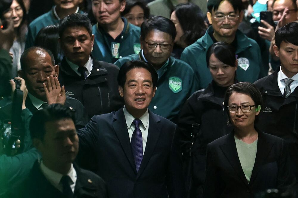 El vicepresidente de Taiwán y candidato presidencial del gobernante Partido Democrático Progresista (PPD), Lai Ching-te (centro), con su compañero de fórmula Hsiao Bi-khim (derecha) frente a la sede del partido en Taipéi el 13 de enero de 2024, después de cerrar la votación en el elecciones presidenciales. Foto: AFP