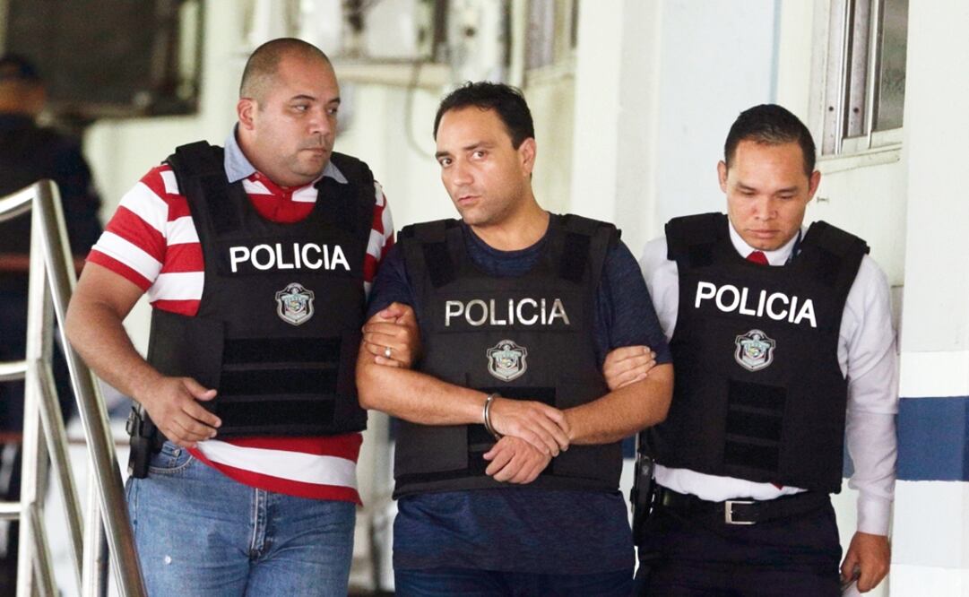 Roberto Borge, who was governor of Quintana Roo from 2011 to 2016, is escorted in handcuffs by police in Panama City, Monday, June 5, 2017 - Photo: Arnulfo Franco/AP