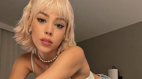 Con sexy look total black, Danna Paola promociona su canción "Cachito"