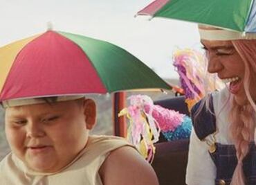 Karol G: la complicada historia de vida de su amigo ‘Iker, el millonario’, el niño viral que promociona el nuevo álbum de la Bichota