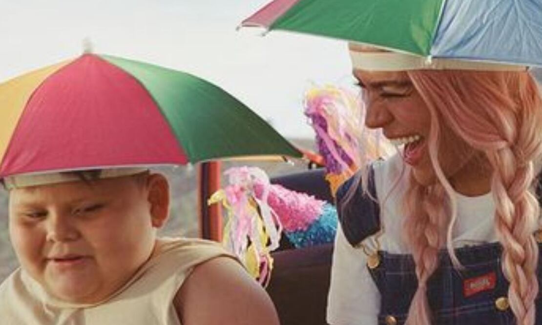 Karol G e Iker el niño millonario. Fuente: Instagram @karolg