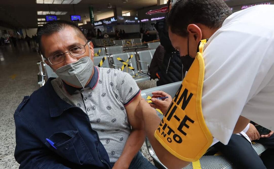 ¡Aprovechan viaje! Aplican refuerzo contra Covid-19 en terminal de autobuses de Toluca