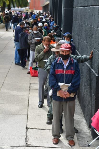 Adultos mayores hacen largas filas para tramitar Tarjeta del Bienestar
