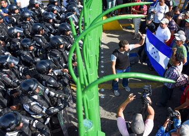 Central American immigrants try to force their way into Mexico