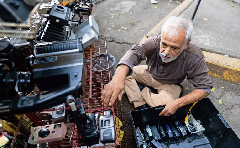 Además de cámaras fotográficas, Paquito lleva equipo para reparar los equipos fotográficos. Foto: Hugo Salvador / EL UNIVERSAL