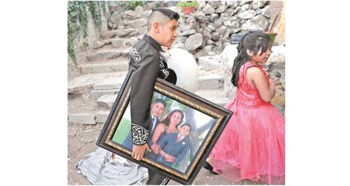 Mau convirtió su pena en un canto para su padre