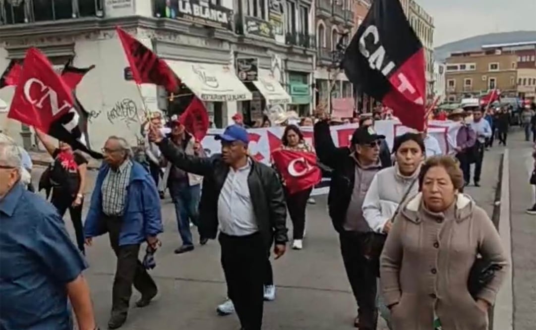 Marchan en Pachuca integrantes de la CNTE; amagan con sumarse al paro y protestar durante el mundial. Foto: Especial.