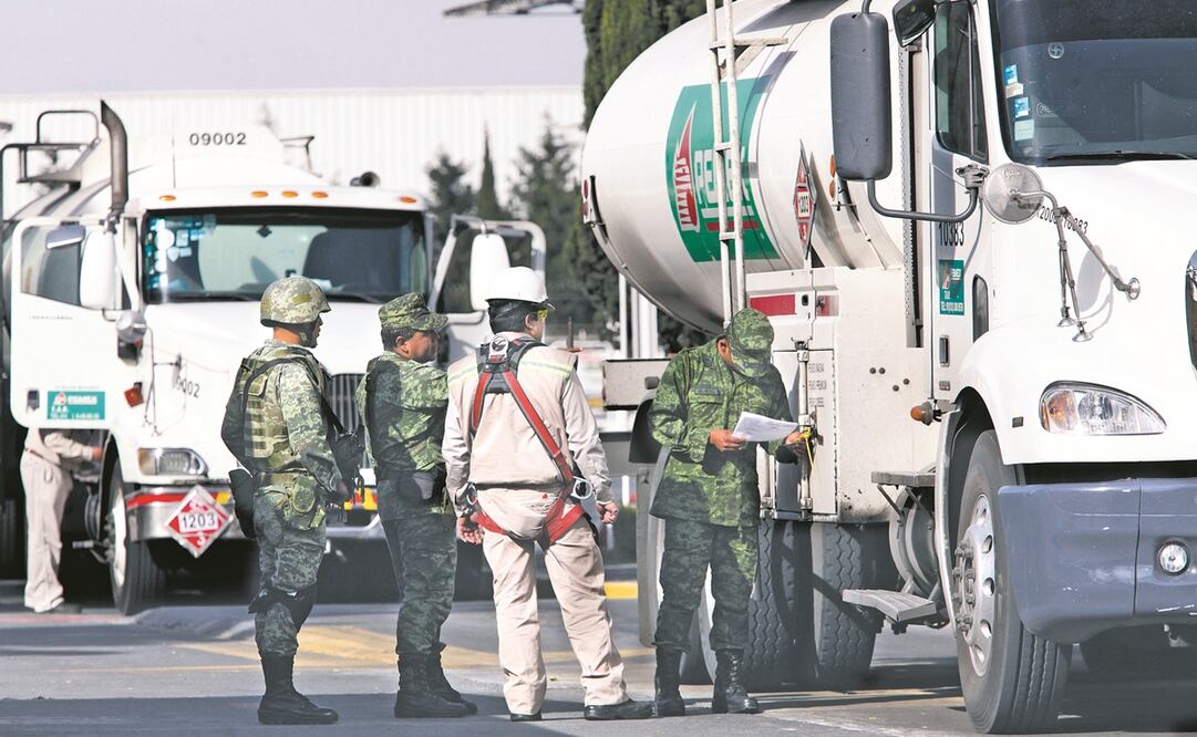 Una de las tareas de las Fuerzas Armadas es la vigilancia y resguardo de las pipas de Pemex, así como el combate al robo de combustible. Foto: ARCHIVO EL UNIVERSAL