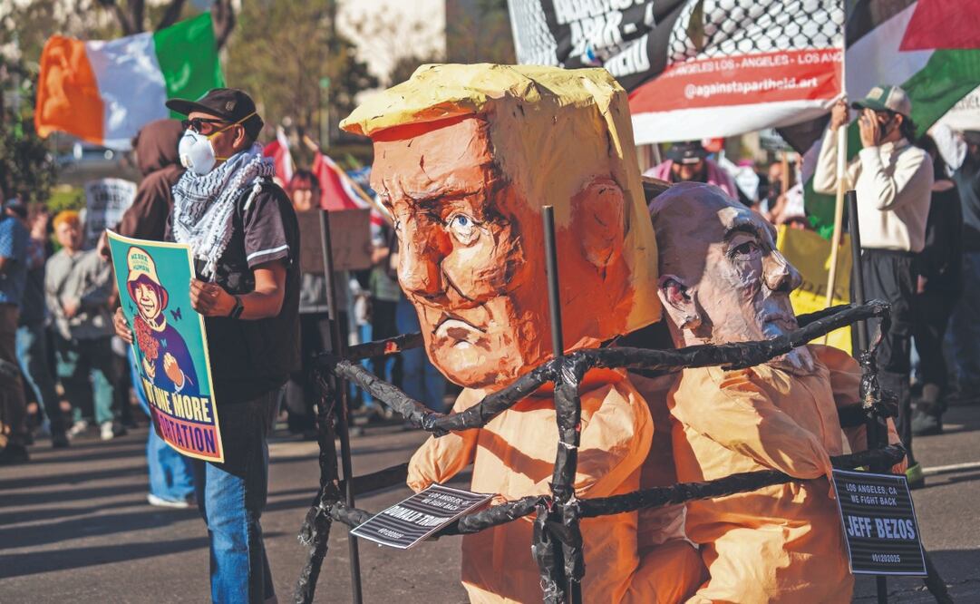Manifestantes protestaron en Los Ángeles con monigotes de Elon Musk, dueño de X; el presidente Donald Trump y Jeff Bezos, dueño del medio The Washington Post, el día de la investidura. Foto: de DAMIAN DOVARGANES. AP