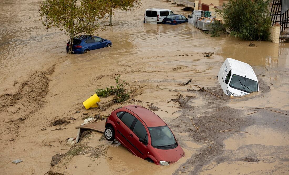 Coches en la localidad malagueña de Álora tras el desborde del río Guadalhorce debido a las lluvias torrenciales a consecuencia del paso de la dana que también ha ocasionado el descarrilamiento de un AVE en este municipio y que ha dejado en Andalucía innumerables incidencias. Foto: EFE