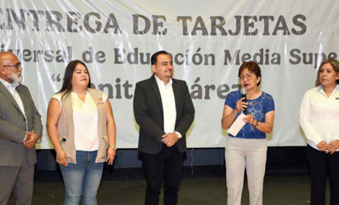 Entrega de trajetas de becas de la BUAP / Foto: Especial