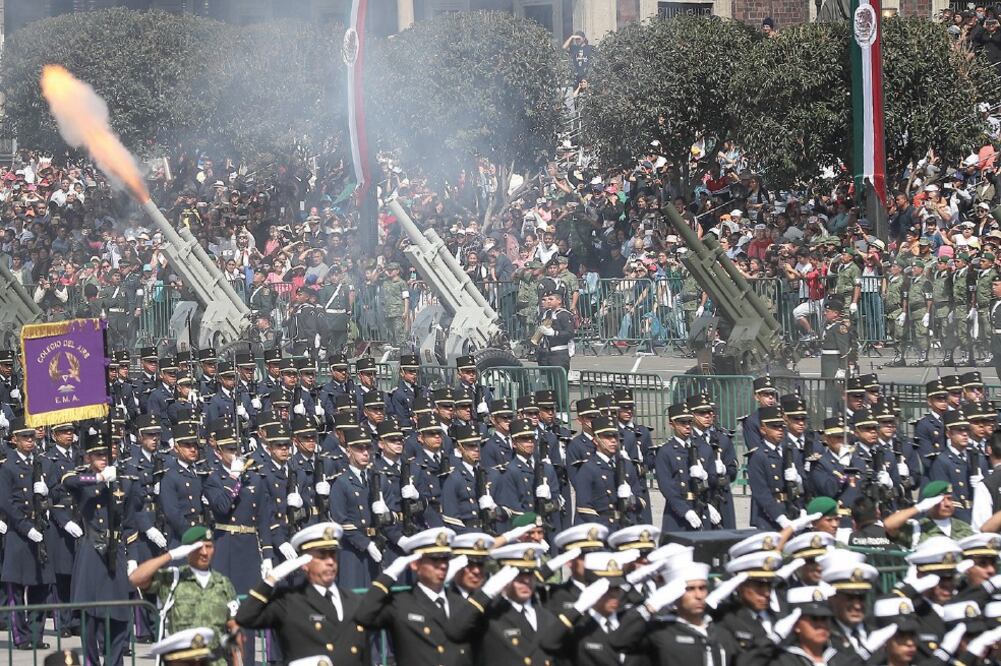 En el Desfile Militar del 207 aniversario de la Independencia de México participaron más de 18 mil elementos que hicieron gala de su adiestramiento. (JUAN CARLOS REYES GARCÍA)