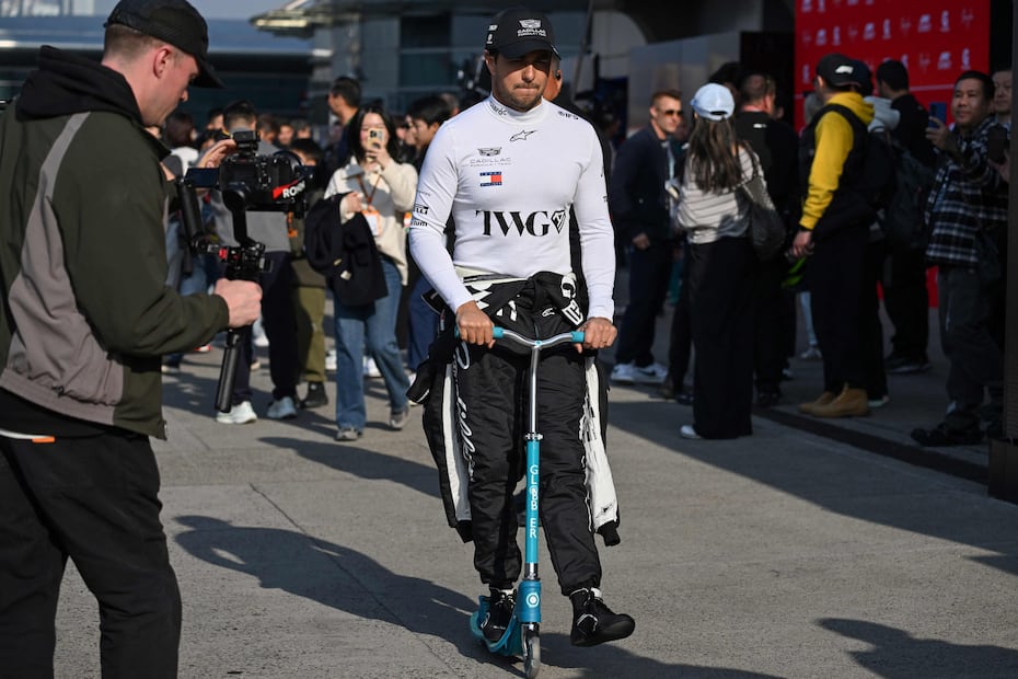 Sergio "Checo" Pérez con Cadillac, durante las actividades del Gran Premio de China - Foto: AFP