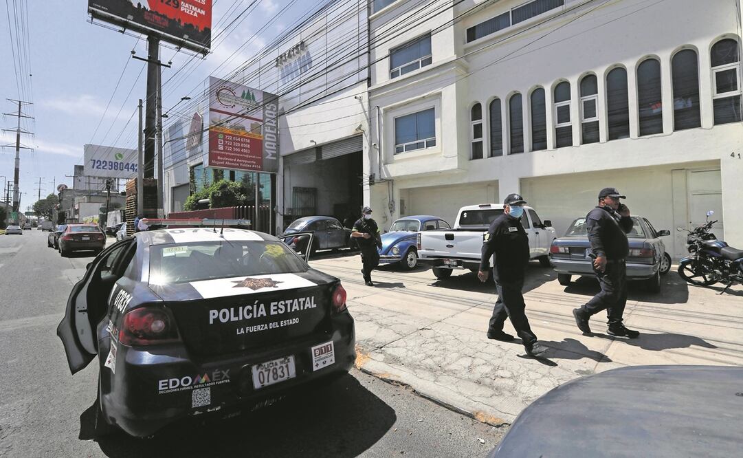 En el número 417 de bulevar Aeropuerto, que corresponde a la escuela Capacitación Aérea Integral, llegaron policías estatales tras una persecución; adentro, empleados estaban encerrados debido a un robo. Foto: Jorge Alvarado. EL UNIVERSAL