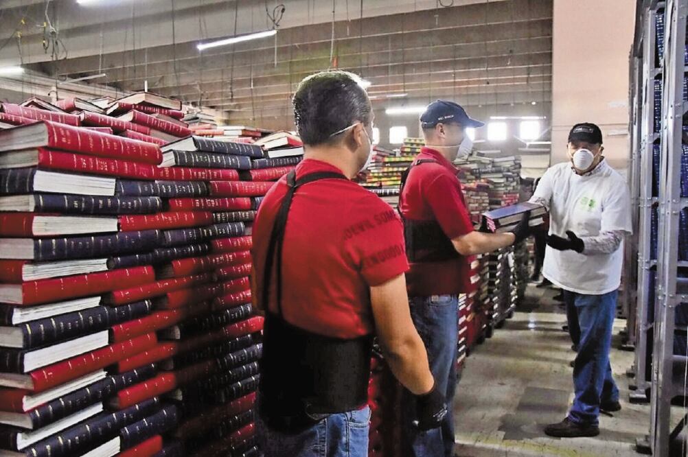 Trabajadores de la Consejería Jurídica y de Servicios Legales reordenaron el acervo de instrumentos notariales comprendidos entre 1946 y 1985. Foto: CORTESÍA