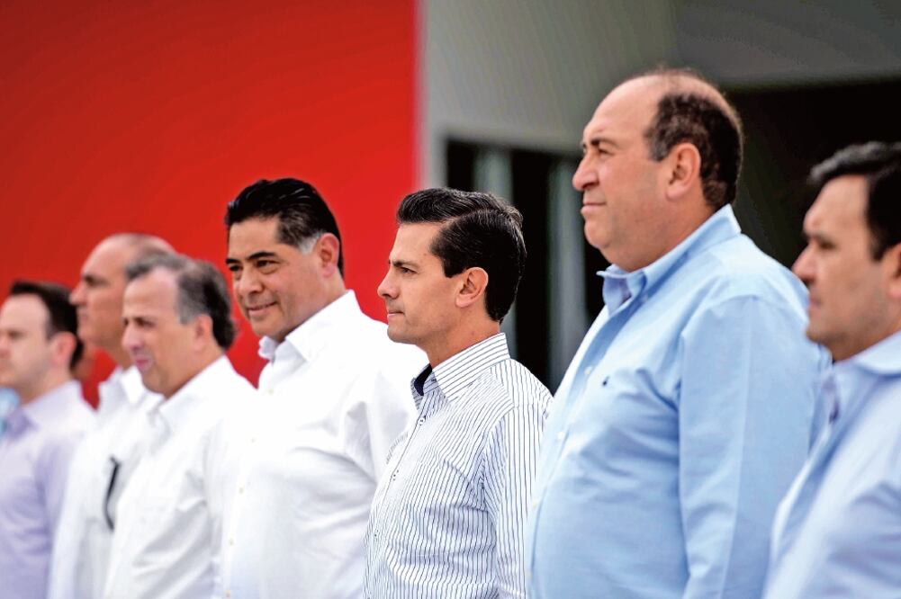 El presidente Enrique Peña Nieto acompañado por el gobernador de Durango, Jorge Herrera (cuarto de izq. a der.), y funcionarios del gobierno federal, el Ejecutivo dijo que seguirán impulsando la exportación de carne de res (PRESIDENCIA)