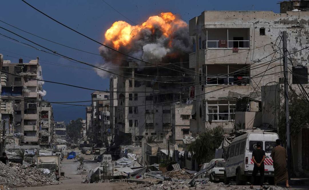 Smoke and flames erupt from an Israeli airstrike in Gaza City, Monday, July 21, 2025. Foto: AP
