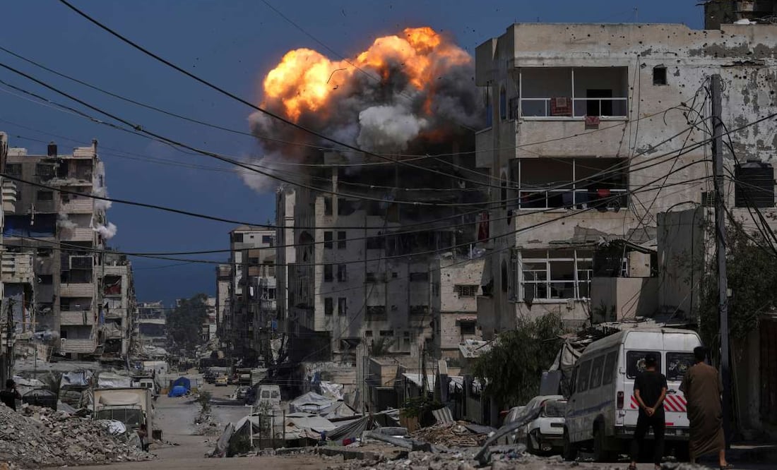 Smoke and flames erupt from an Israeli airstrike in Gaza City, Monday, July 21, 2025. Foto: AP