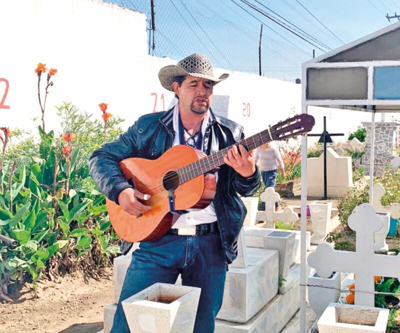 Serenata. En la celebración de noviembre, Germán Carbajal se alquila para llevarle “gallo” a los difuntos. Foto/CLAUDIA GONZÁLEZ. EL UNIVERSAL