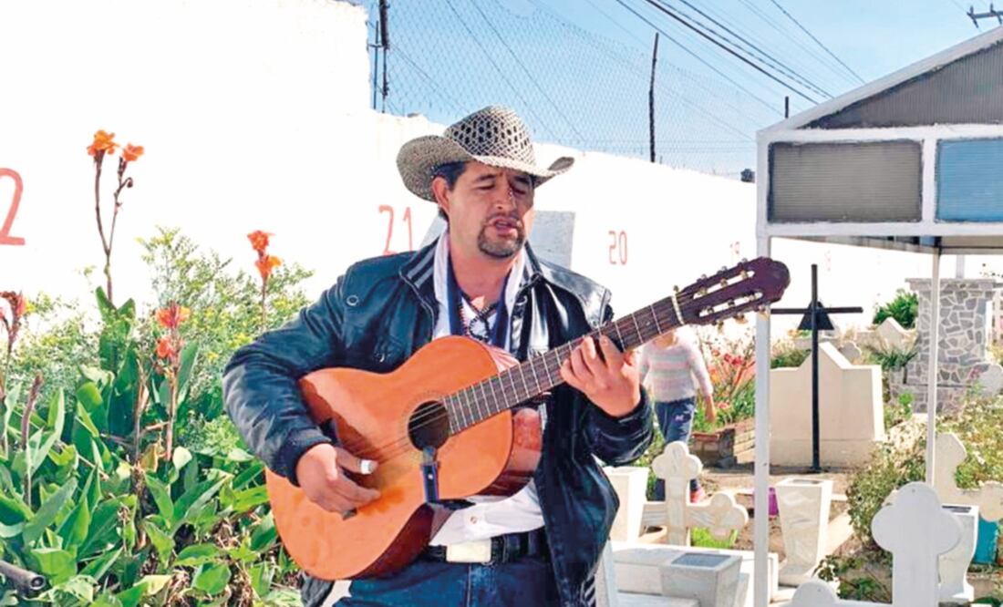 Serenata. En la celebración de noviembre, Germán Carbajal se alquila para llevarle “gallo” a los difuntos. Foto/CLAUDIA GONZÁLEZ. EL UNIVERSAL