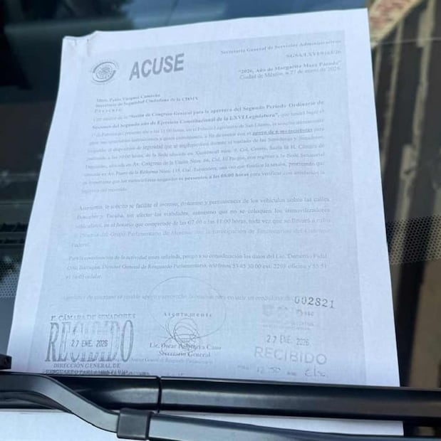 Senadores piden estacionarse en lugar prohibido. Foto: Víctor Gamboa / EL UNIVERASAL