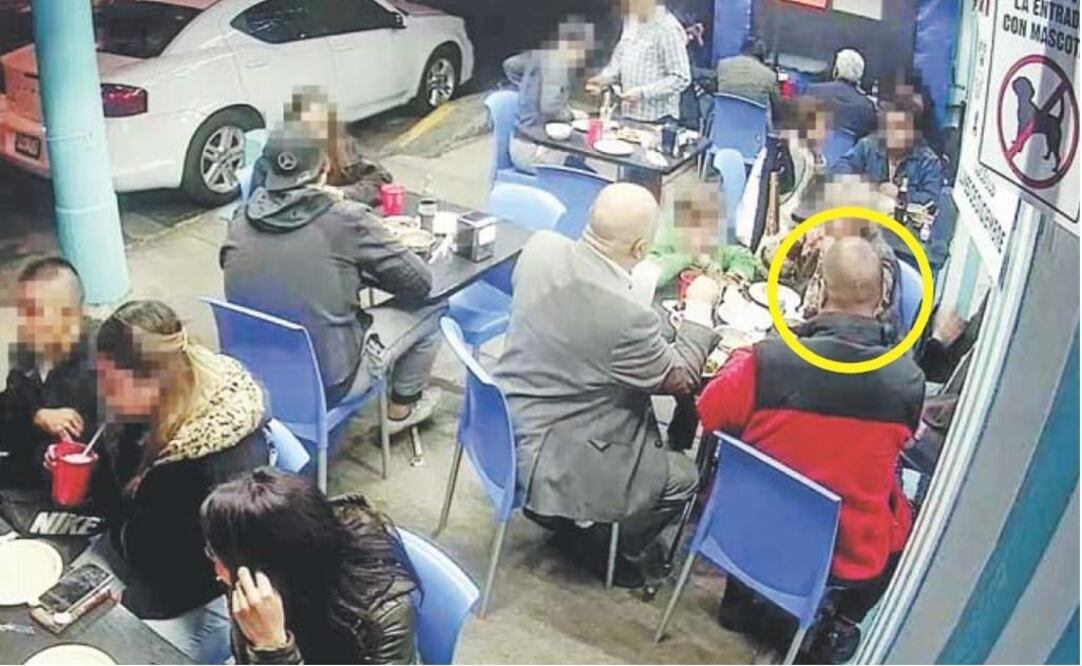 Still from surveillance footage shows the vigilante, seen here circled in yellow, moments before the moment of the shooting. (Photo: EL UNIVERSAL)