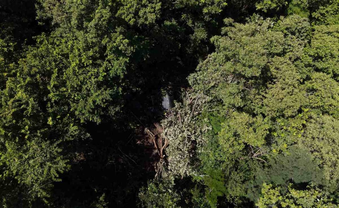 Fotografía donde se observa este lunes, parte del fuselaje de un helicóptero de la Fuerza Aérea de El Salvador accidentado la noche del domingo en Pasaquina (El Salvador). Foto: EFE