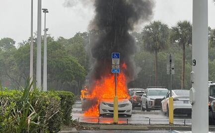 Auto se incendia con dos niños adentro, mientras la madre robaba la tienda de un centro comercial en Florida