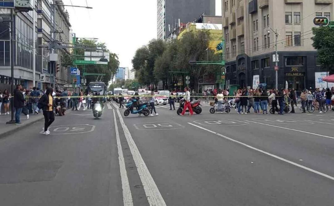 De acuerdo a los manifestantes, la protesta se llevó acabo por un aproximado de 25 personas quienes con un lazo y motocicletas cerraron el paso vehicular de Eje Central y Juárez en la colonia Centro. Foto: Especial
