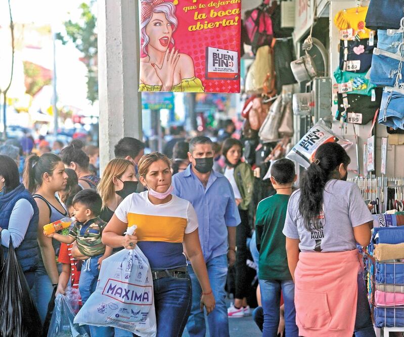 Las principales avenidas lucen llenas de personas que salen a buscar ofertas por el Buen Fin, algunas incluso se olvidan de la sana distancia y no portan cubrebocas. Foto: CUARTOSCURO