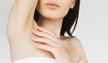 Por qué se oscurecen las axilas y cómo evitarlo 