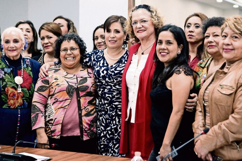 En una reunión con integrantes de la organización Campus de Pensadoras Urbanas, Rosario Robles dijo que debe impulsarse una nueva agenda urbana (LUCÍA GODÍNEZ. EL UNIVERSAL)