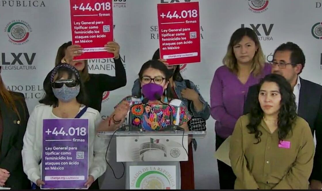 En conferencia de prensa en el Senado, María Elena Ríos junto con otras víctimas de violencia con sustancias químicas presentaron la iniciativa “Ley Malena”