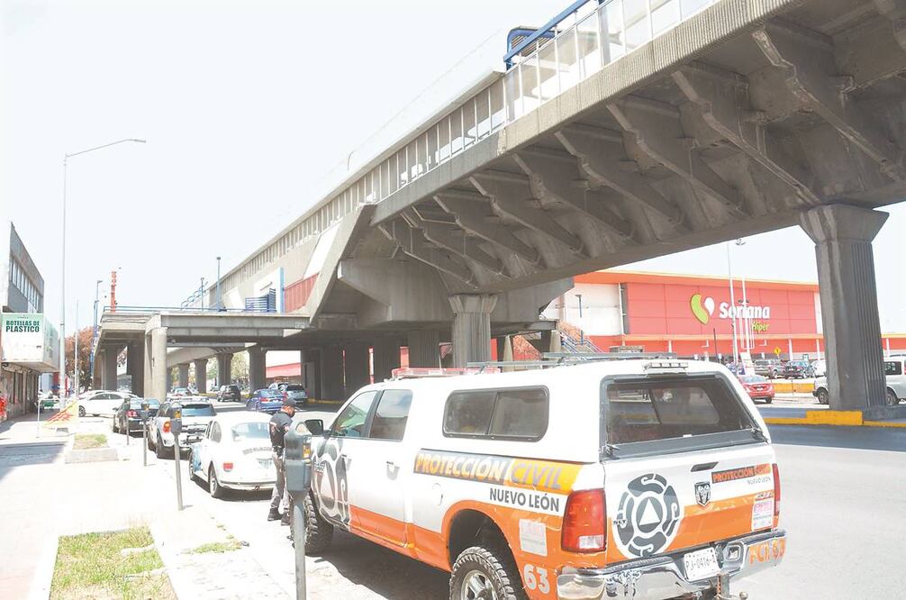 Por instrucciones del gobernador Jaime Rodríguez Calderón, Protección Civil de Nuevo León arrancó un operativo de revisión de todas las instalaciones del Metro de Monterrey en sus tres líneas. Foto: Emilio Vázquez/ El Universal.