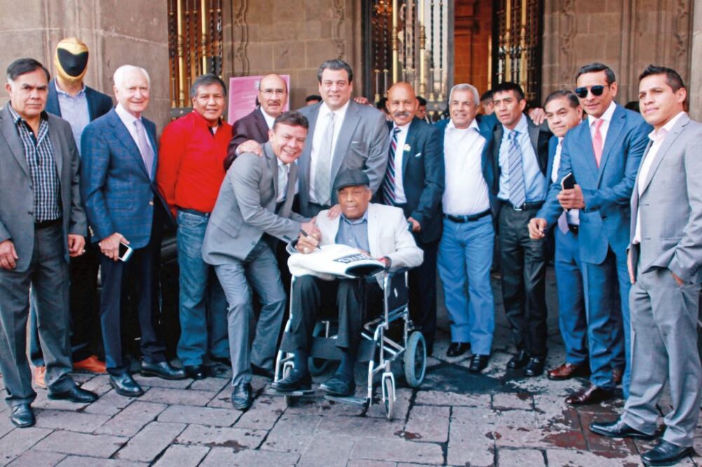 Mauricio Sulaimán,del CMB, y ex campeones, en campaña contra cáncer de próstata (CMB)