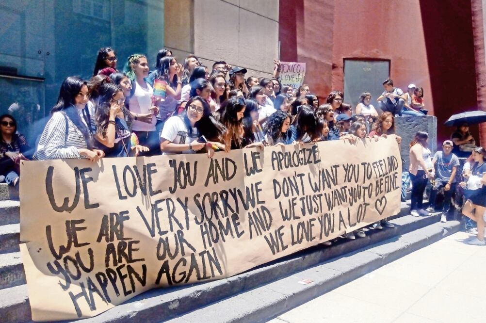 Las fans se organizaron para pedir perdón al cantante británico (JANET MÉRIDA. EL UNIVERSAL)