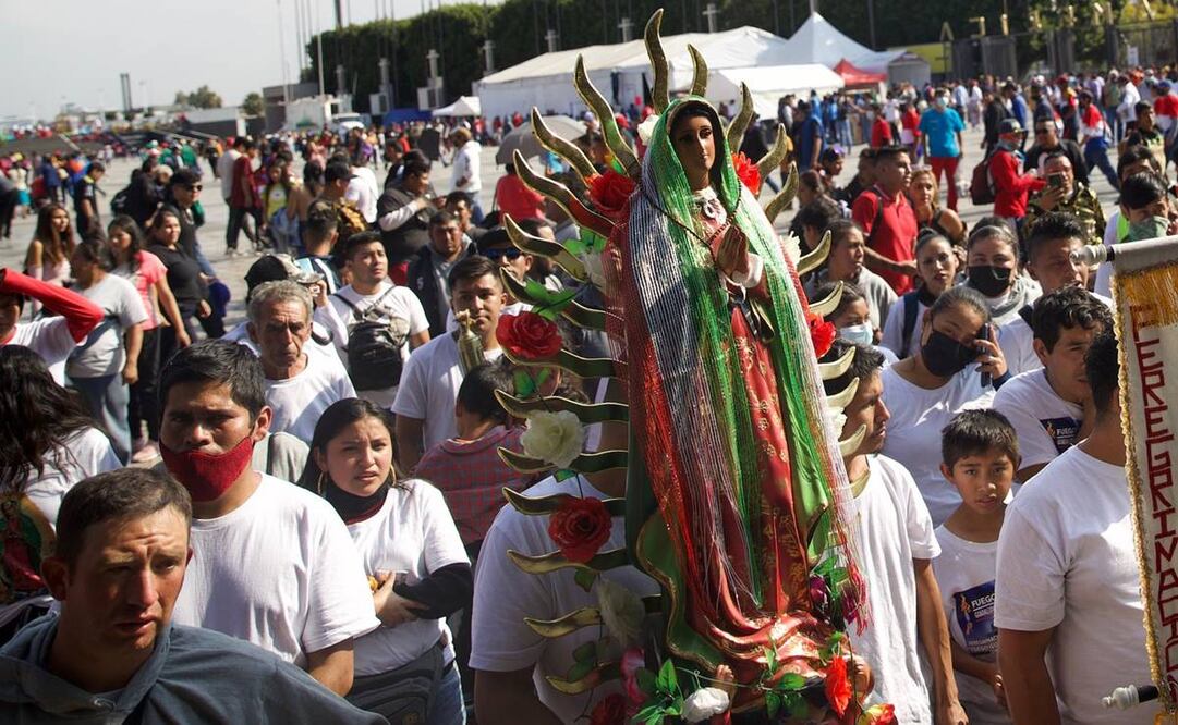 A pie, en bicicleta y hasta de rodillas han llegado los fieles a la Basílica de Guadalupe para dar gracias tras más de dos años de pandemia. .Foto: Germán Espinosa