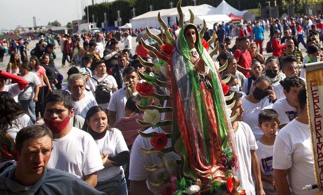 A pie, en bicicleta y hasta de rodillas han llegado los fieles a la Basílica de Guadalupe para dar gracias tras más de dos años de pandemia. .Foto: Germán Espinosa