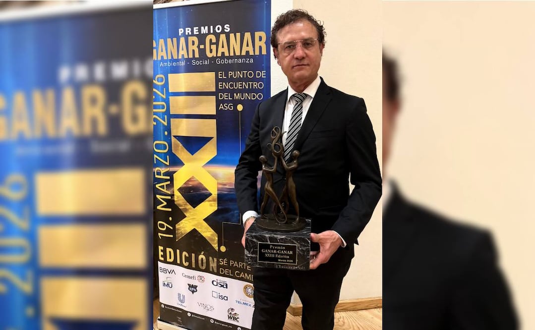 Jesús Padilla presidente y director general de Grupo CISA recibió el premio al Mejor caso de medio ambiente y economía circular. Foto: Especial