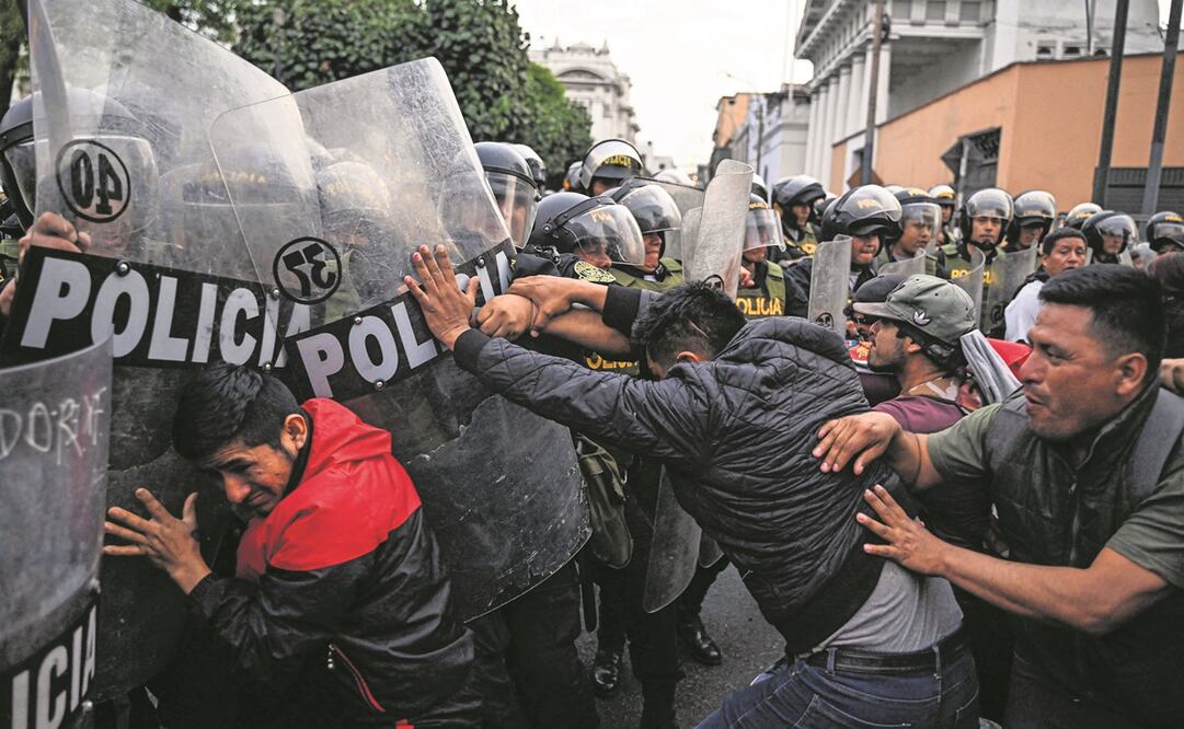Seguidores del exmandatario Pedro Castillo se enfrentaron contra la policía antidisturbios, en Lima. Foto: Ernesto Benavides / AFP