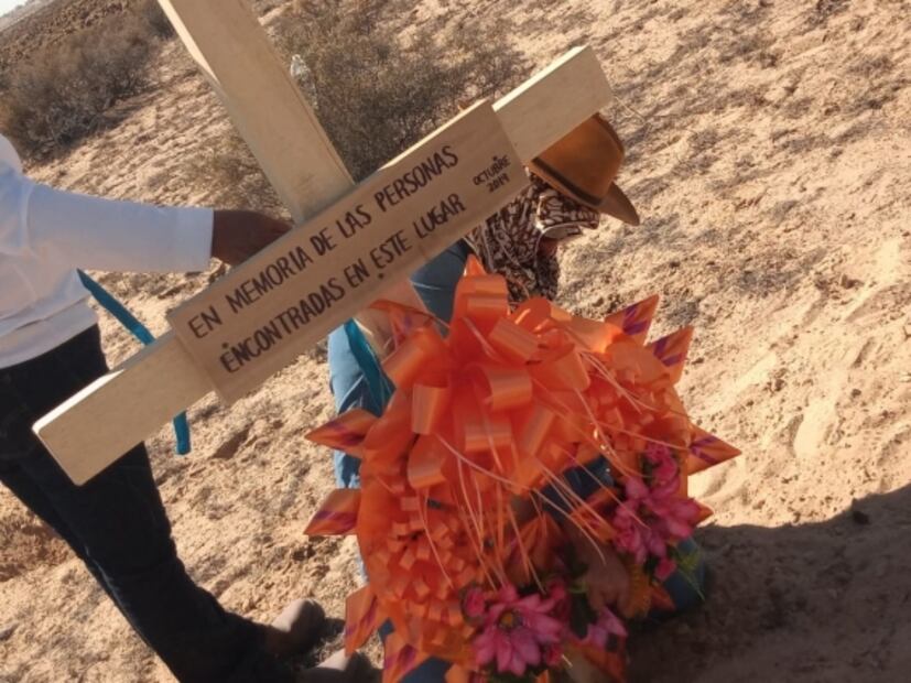Buscadoras de Sonora colocan ofrenda en el desierto de Puerto Peñasco