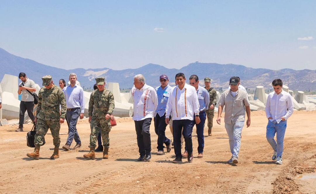 AMLO supervisa trabajos en Salina Cruz, Oaxaca / Foto: Twitter
