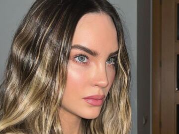 Belinda derrocha sensualidad con body transparente y pelo de colores