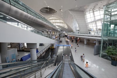 ¿Aumento de senos 'exprés'? Aeropuerto ofrecerá cirugías plásticas durante las escalas