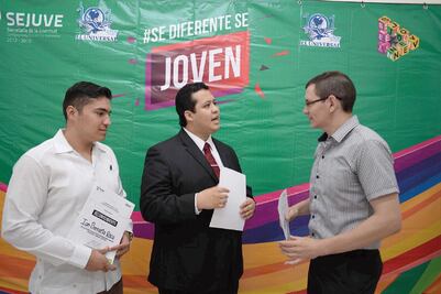Jóvenes se miden en tercer concurso de oratoria 