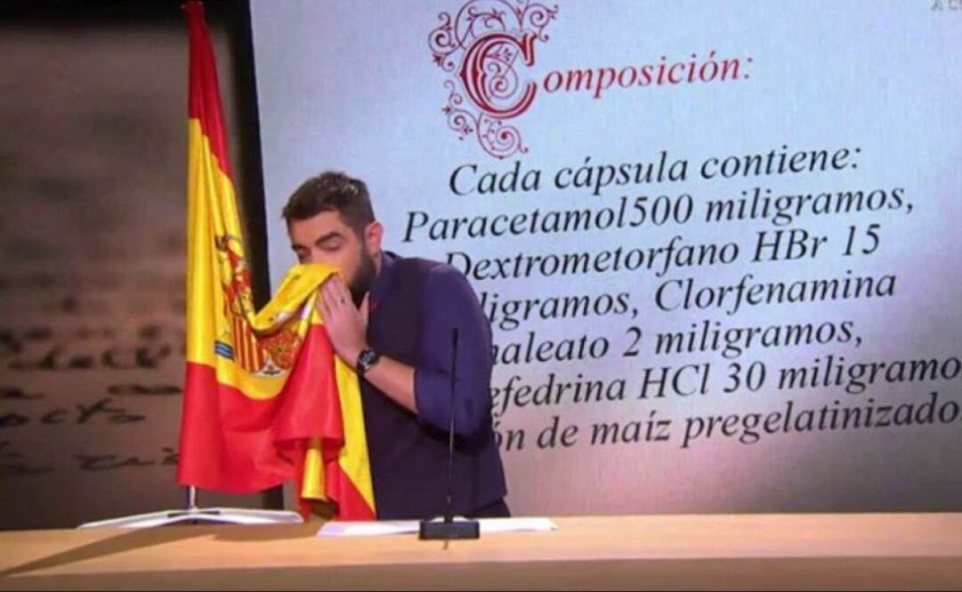 Humorista Dani Mateo se suena la nariz con la bandera de España