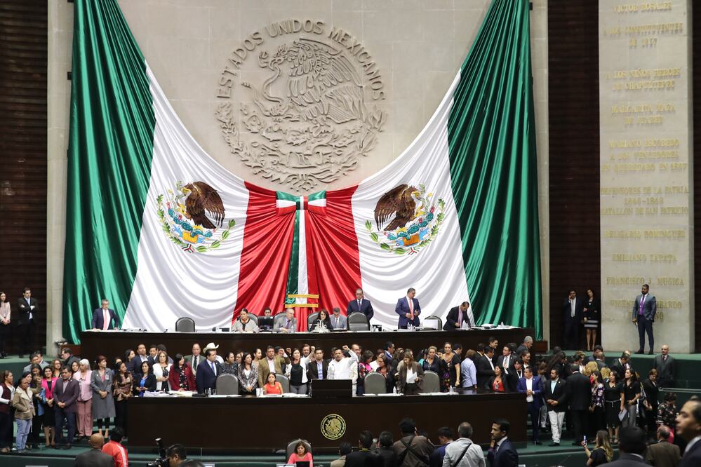 Diputados convocaron a la ciudadanía a participar en la ceremonia de izamiento de la Bandera Nacional a media asta que se realizará en el Zócalo capitalino (ARCHIVO. EL UNIVERSAL)