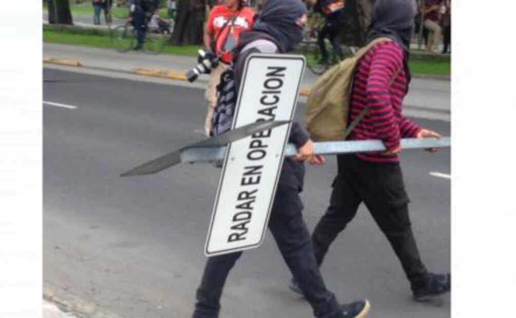 Encapuchados bloquean Insurgentes a la altura de CU